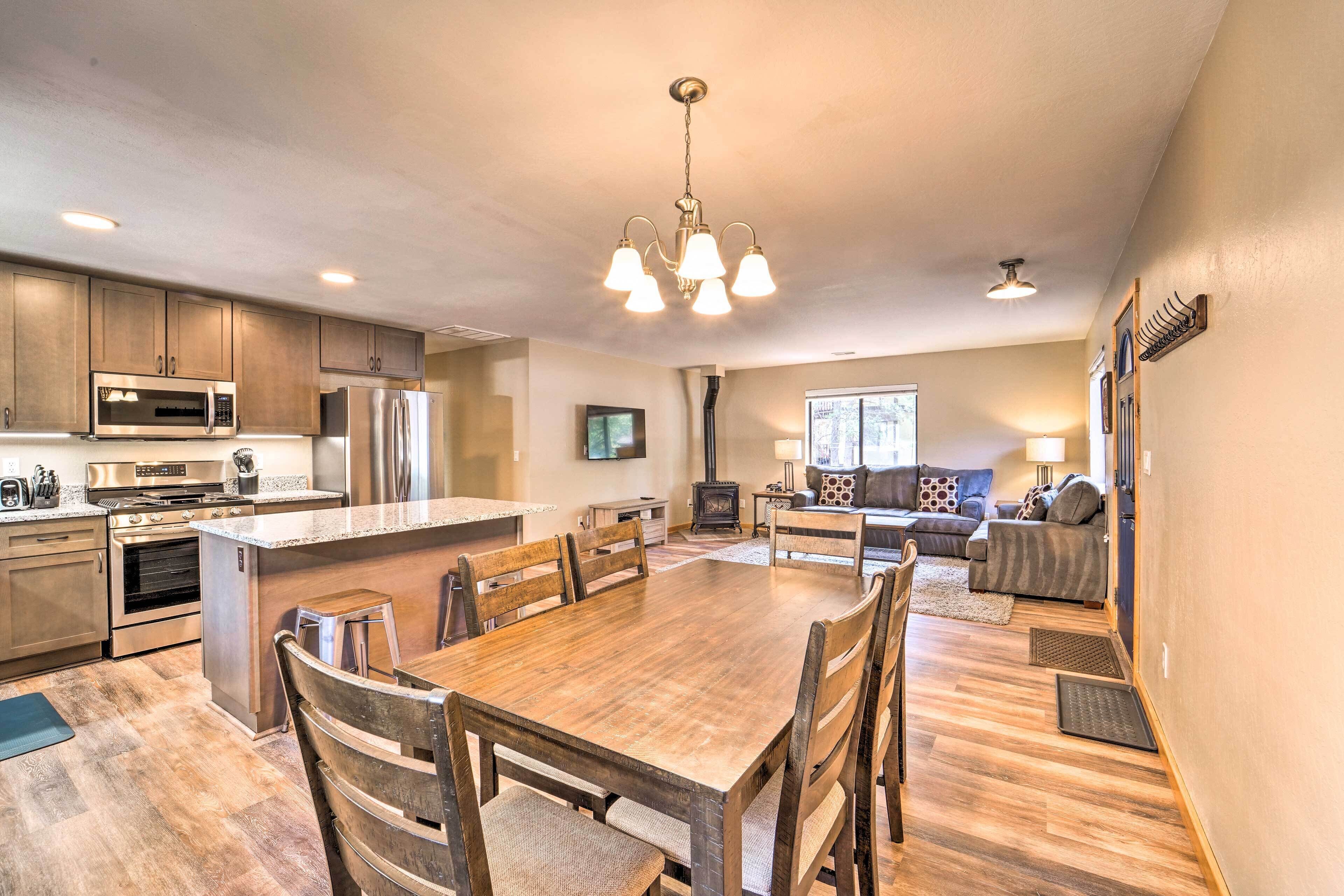 Cozy Alpine Home w/ Deck, 7 Mi to Donner Lake