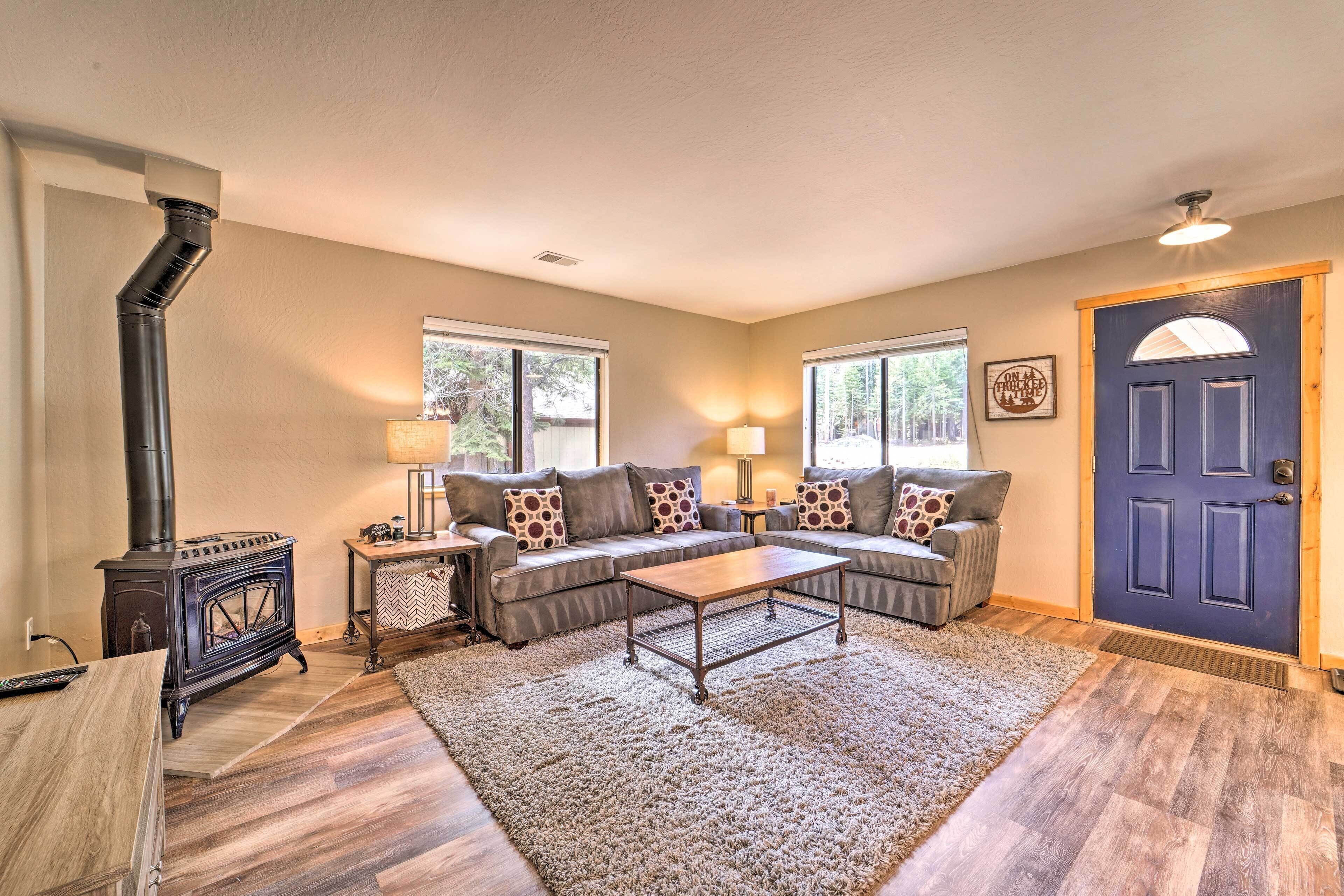 Cozy Alpine Home w/ Deck, 7 Mi to Donner Lake