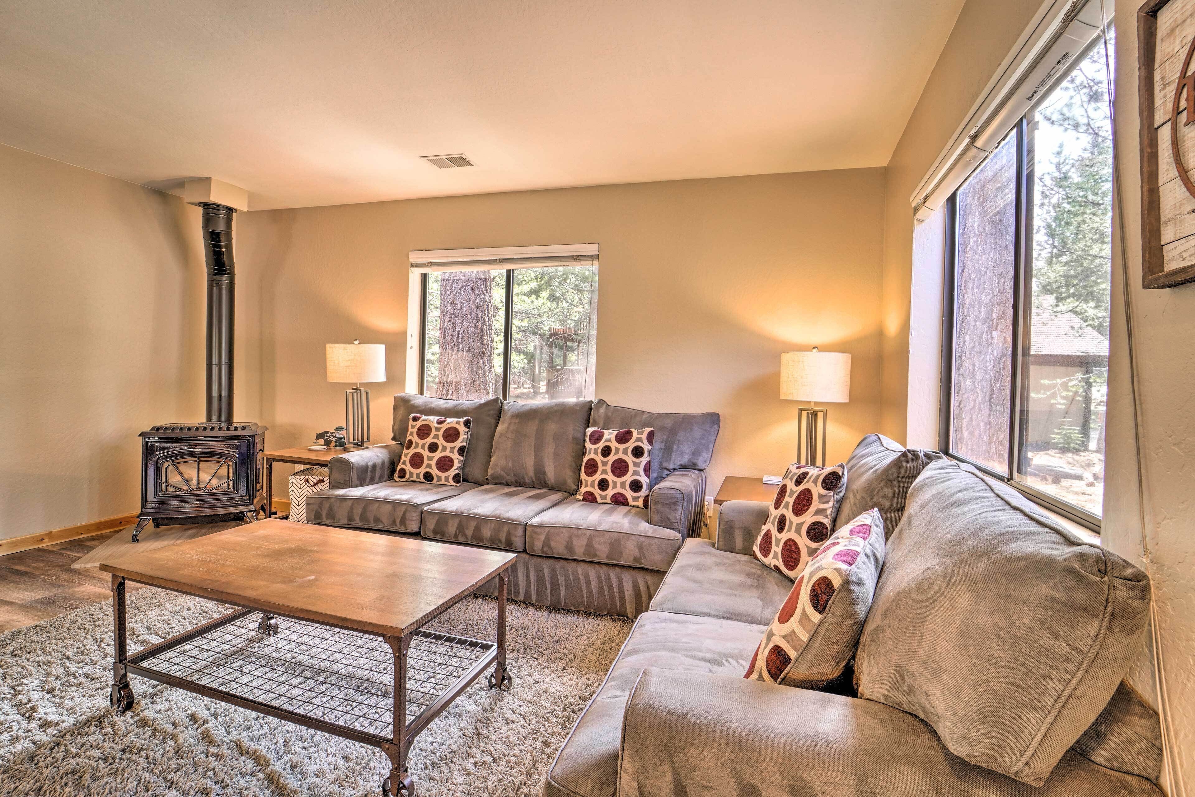 Cozy Alpine Home w/ Deck, 7 Mi to Donner Lake