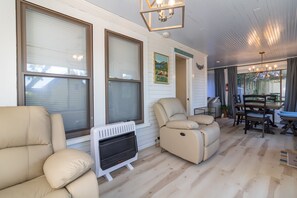 Smart TV, fireplace - Steps to Restaurants, Shops & Waterfront, Bar Island, Free 2-car Parking,  Wi-fi (Bar Harbor)