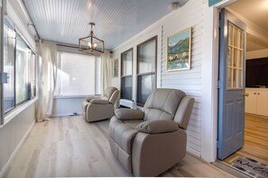 Interior - Steps to Restaurants, Shops & Waterfront, Bar Island, Free 2-car Parking,  Wi-fi (Bar Harbor)