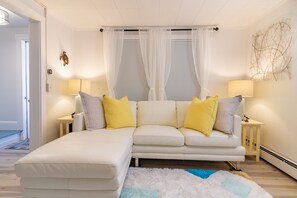 Smart TV, fireplace - Steps to Restaurants, Shops & Waterfront, Bar Island, Free 2-car Parking,  Wi-fi (Bar Harbor)