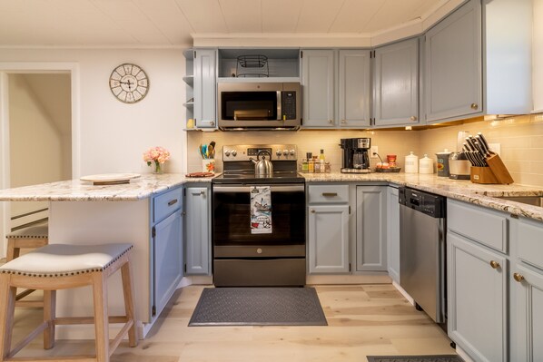 Fridge, microwave, oven, stovetop - Steps to Restaurants, Shops & Waterfront, Bar Island, Free 2-car Parking,  Wi-fi (Bar Harbor)