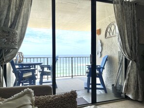 Televisión, reproductor de DVD, parlantes smart