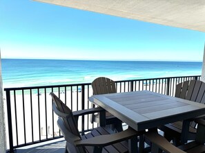 Un balcón con vista a la playa y al océano.