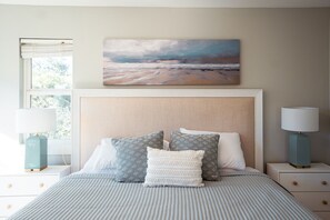 4 habitaciones, escritorio y tabla de planchar con plancha 