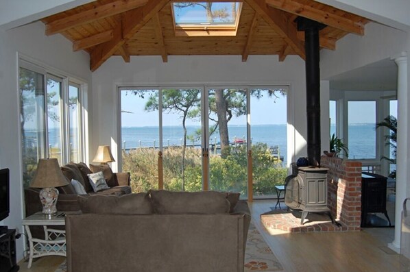 TV - Wildcat Cove- Luxury Waterfront Home w/ Private Dock On Chincoteague Bay (Chincoteague)