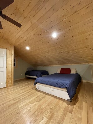 3 bedrooms, iron/ironing board, WiFi, bed sheets - Pittsburg NH Waterfront Cabin. Direct Snowmobile & ATV Trail Access. Middle Pond (Pittsburg)