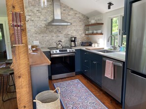 冷蔵庫、電子レンジ、オーブン、コンロ