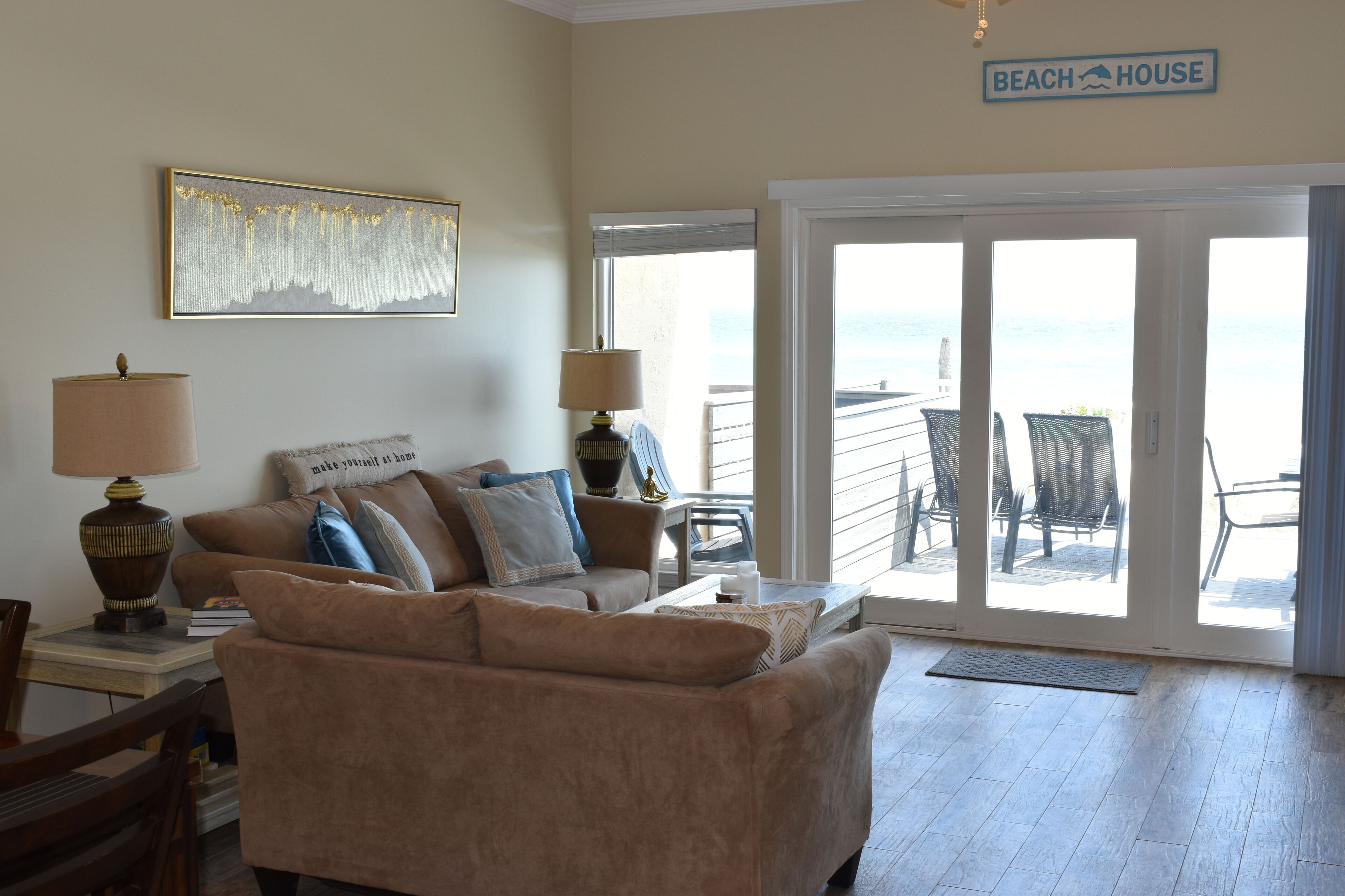 Smart-TV, Kamin, Bücher, Stereoanlage