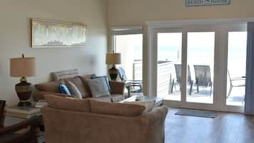 Smart-TV, Kamin, Bücher, Stereoanlage