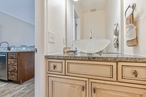 Baignoire, baignoire à jets, sèche-cheveux, serviettes fournies