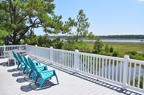 Outdoor dining - Willet's Way-Waterfront w/ Private Dock, Closest Neighborhood to Beach (Chincoteague)