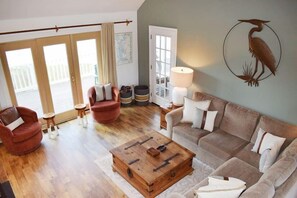 Smart TV y chimenea 