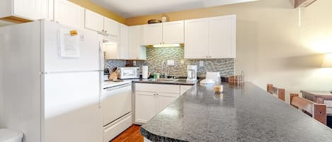 Réfrigérateur, four à micro-ondes, un four, surface de cuisson