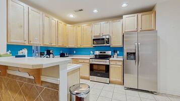 Réfrigérateur, four à micro-ondes, un four, surface de cuisson