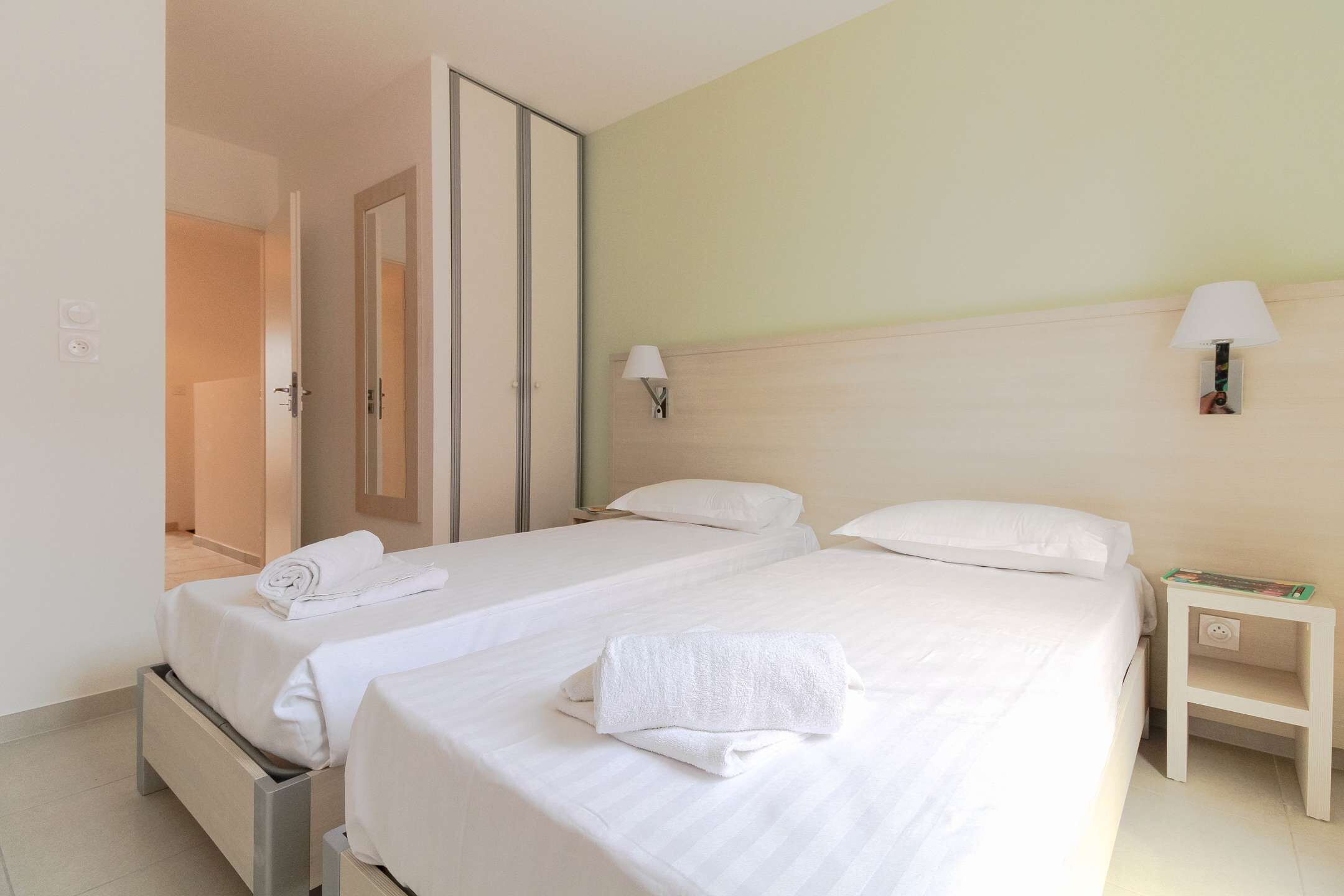 Pleasant duplex apartment with hotel services -