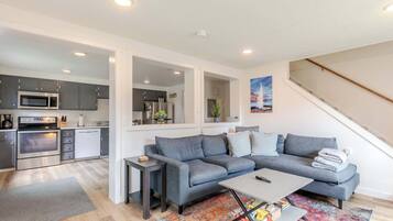 テレビ、暖炉、書庫、書斎 / ワークスペース