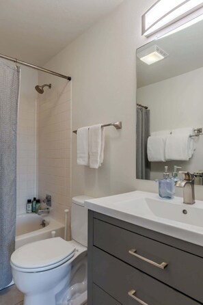 Baignoire, sèche-cheveux, serviettes fournies