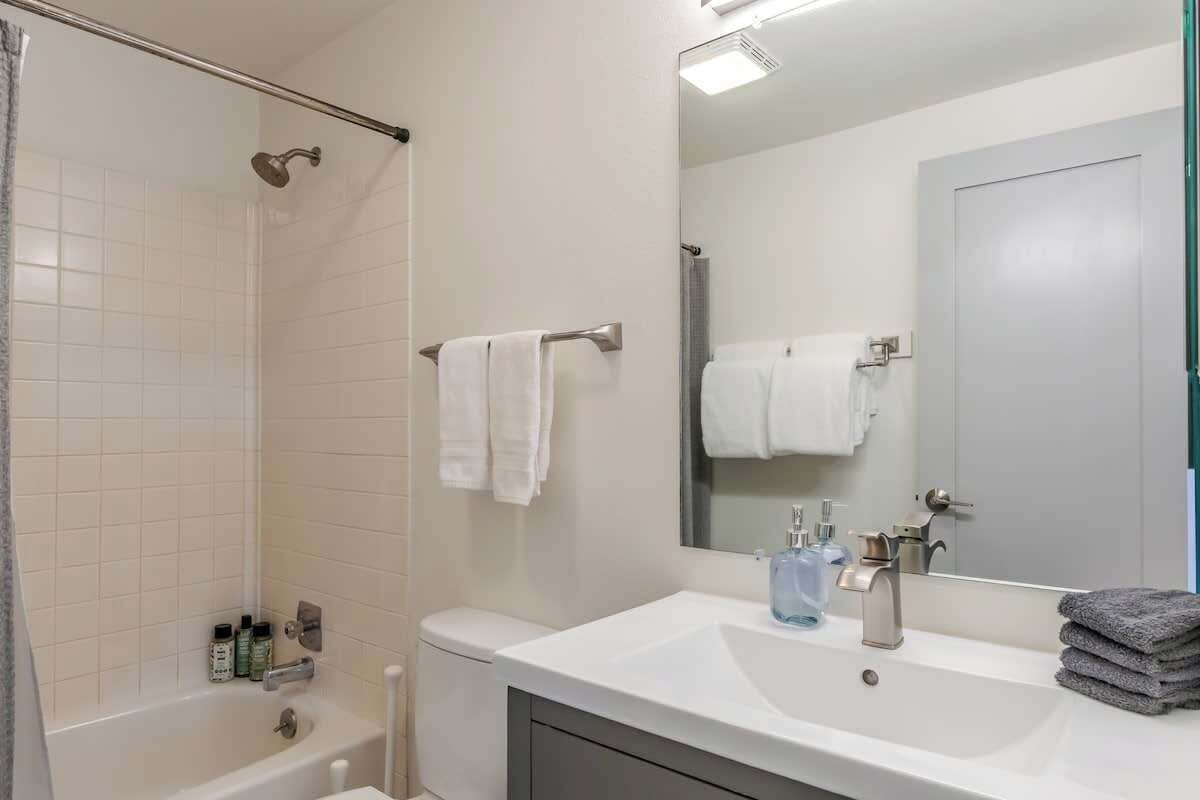 Baignoire, sèche-cheveux, serviettes fournies