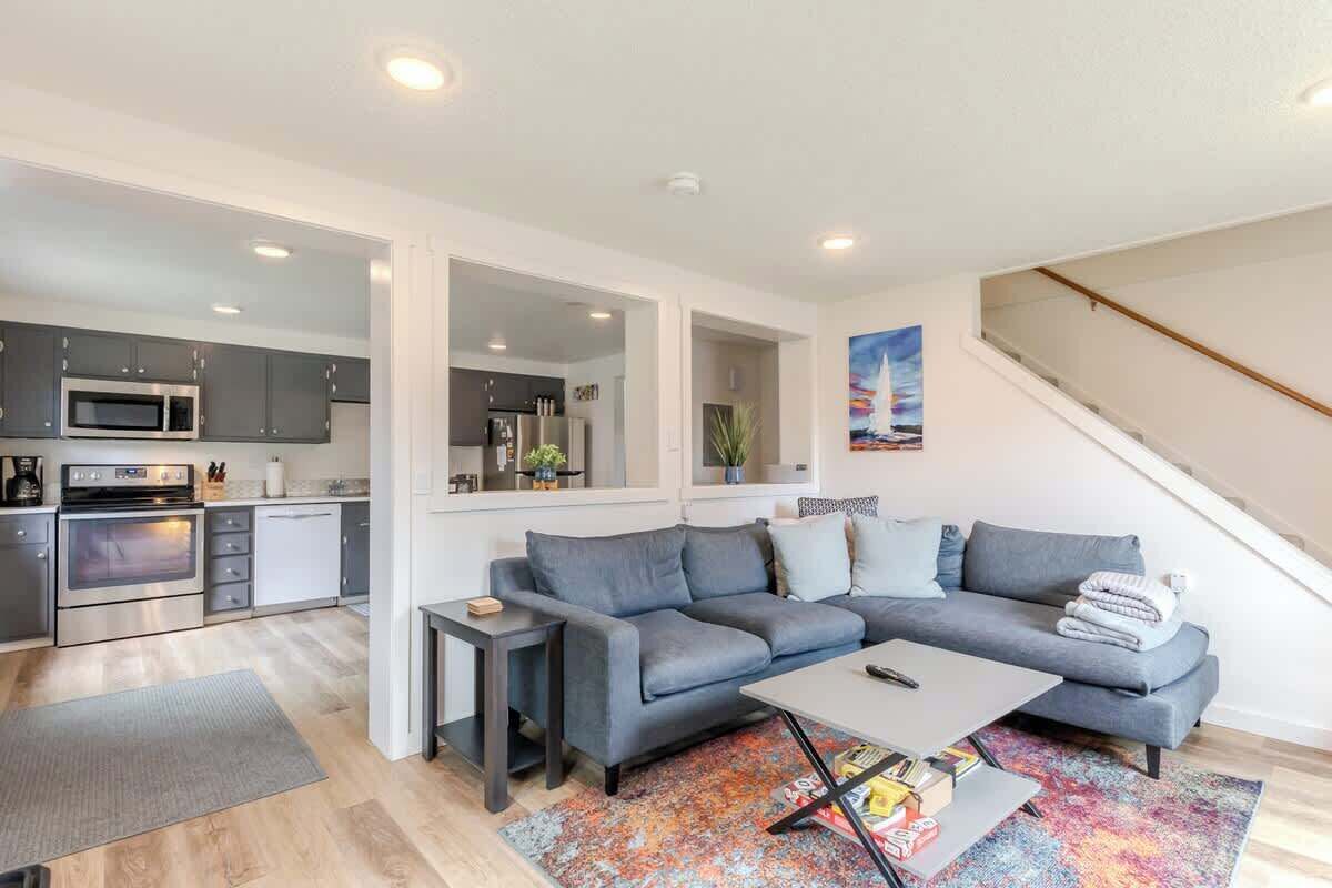 电视、壁炉、书、办公室