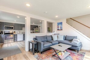 Tv, eldstad, böcker och kontor