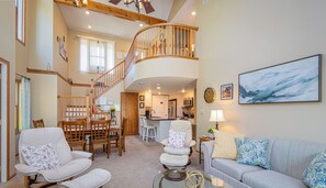 Smart TV, fireplace, books - Bright and peaceful Galena retreat. Near amenities and Chestnut (Galena)