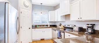 Pleasant home with mountain views & fireplace - dog, family & fisherman friendly