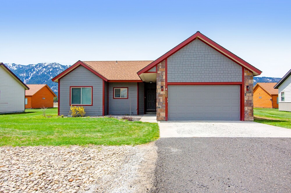 Dog & Family-Friendly Home w/Free WiFi, Mountain Views, Wood Fireplace, Grills