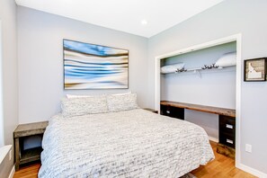 3 bedrooms, iron/ironing board, internet, bed sheets