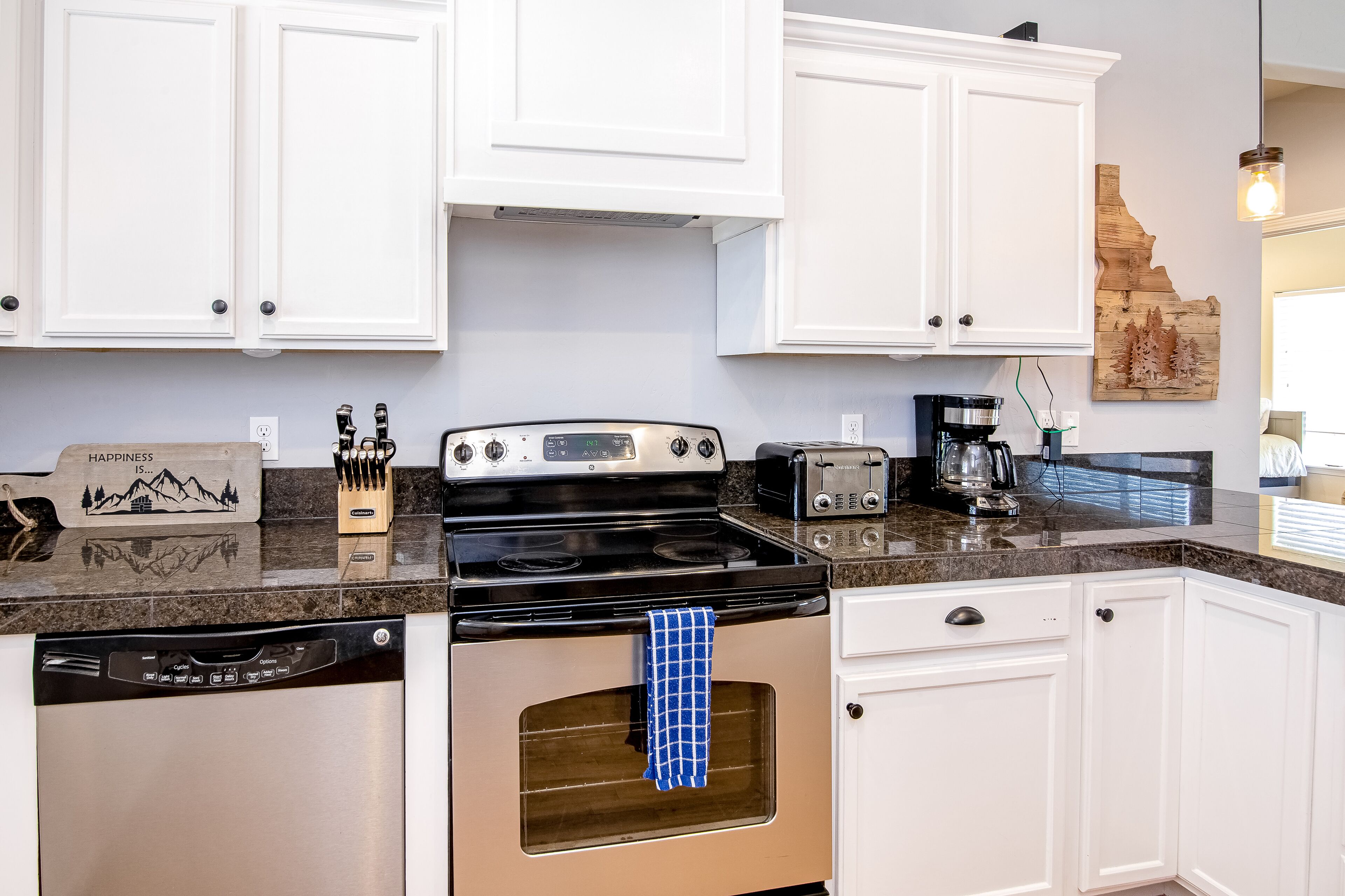 Dog & Family-Friendly Home w/Free WiFi, Mountain Views, Wood Fireplace, Grills