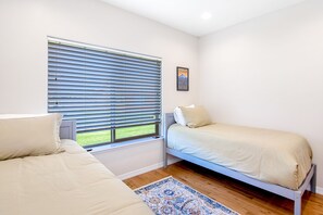 3 bedrooms, iron/ironing board, internet, bed sheets