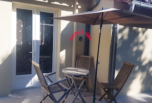 Outdoor dining - Ruffec charente House peaceful and pleasant setting with park and near ts shops (La Faye)