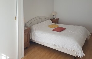 2 bedrooms, iron/ironing board, free WiFi, bed sheets - Ruffec charente House peaceful and pleasant setting with park and near ts shops (La Faye)