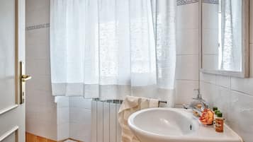 Combinazione doccia/vasca, asciugacapelli, bidet, asciugamani