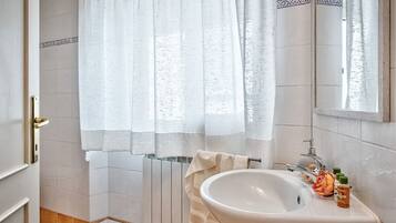 Ensemble douche/baignoire, sĂšche-cheveux, bidet, serviettes fournies
