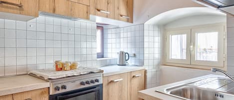 Mikrowelle, Ofen, Geschirrspüler, Wasserkocher mit Kaffee-/Teezubehör