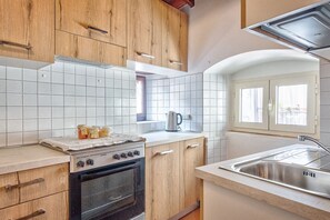 Microwave, oven, dishwasher, coffee/tea maker