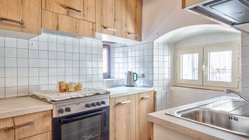 Microwave, oven, dishwasher, coffee/tea maker