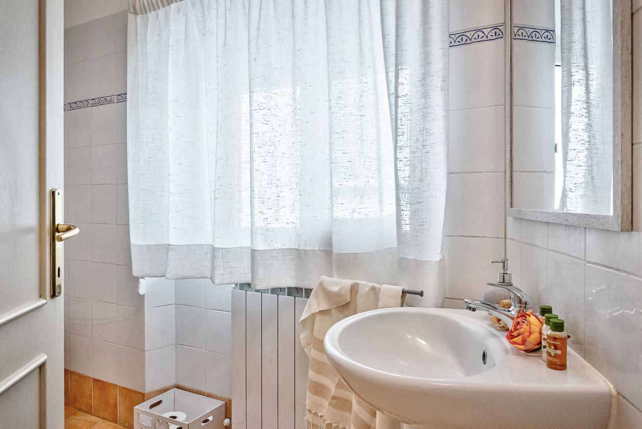 Combined shower/tub, hair dryer, bidet, towels