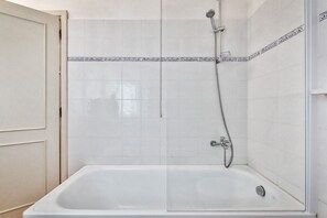 Ensemble baignoire-douche, séchoir à cheveux, bidet, serviettes fournies