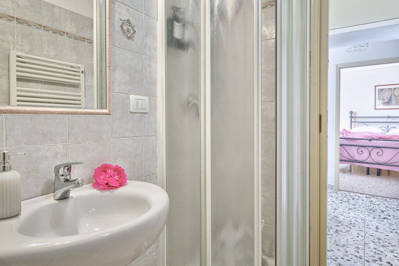 Ensemble douche/baignoire, sèche-cheveux, bidet, serviettes fournies