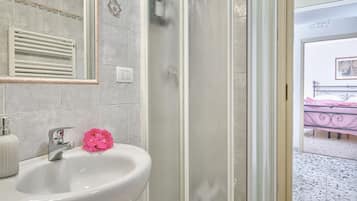 Ensemble douche/baignoire, sèche-cheveux, bidet, serviettes fournies