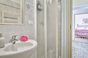 Tina con regadera, secadora de cabello, bidet, toallas 