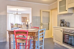 Oven, dishwasher, coffee/tea maker, toaster -  Casa Bacco - private house with a remarkable garden in the centre of Cortona (Cortona)