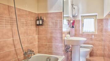 Duschwanne, Haartrockner, Bidet, Handtücher