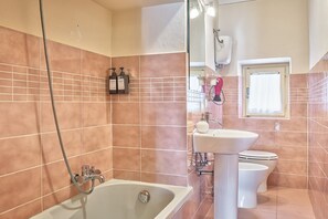 Ensemble douche/baignoire, sèche-cheveux, bidet, serviettes fournies