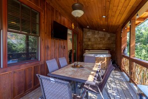Outdoor dining - Moose's River Crossing - Eagles Nest River Club, gated, hot tub (Banner Elk)