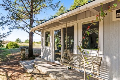 Adorable cottage near the beach w/ wood stove, firepit, & full kitchen