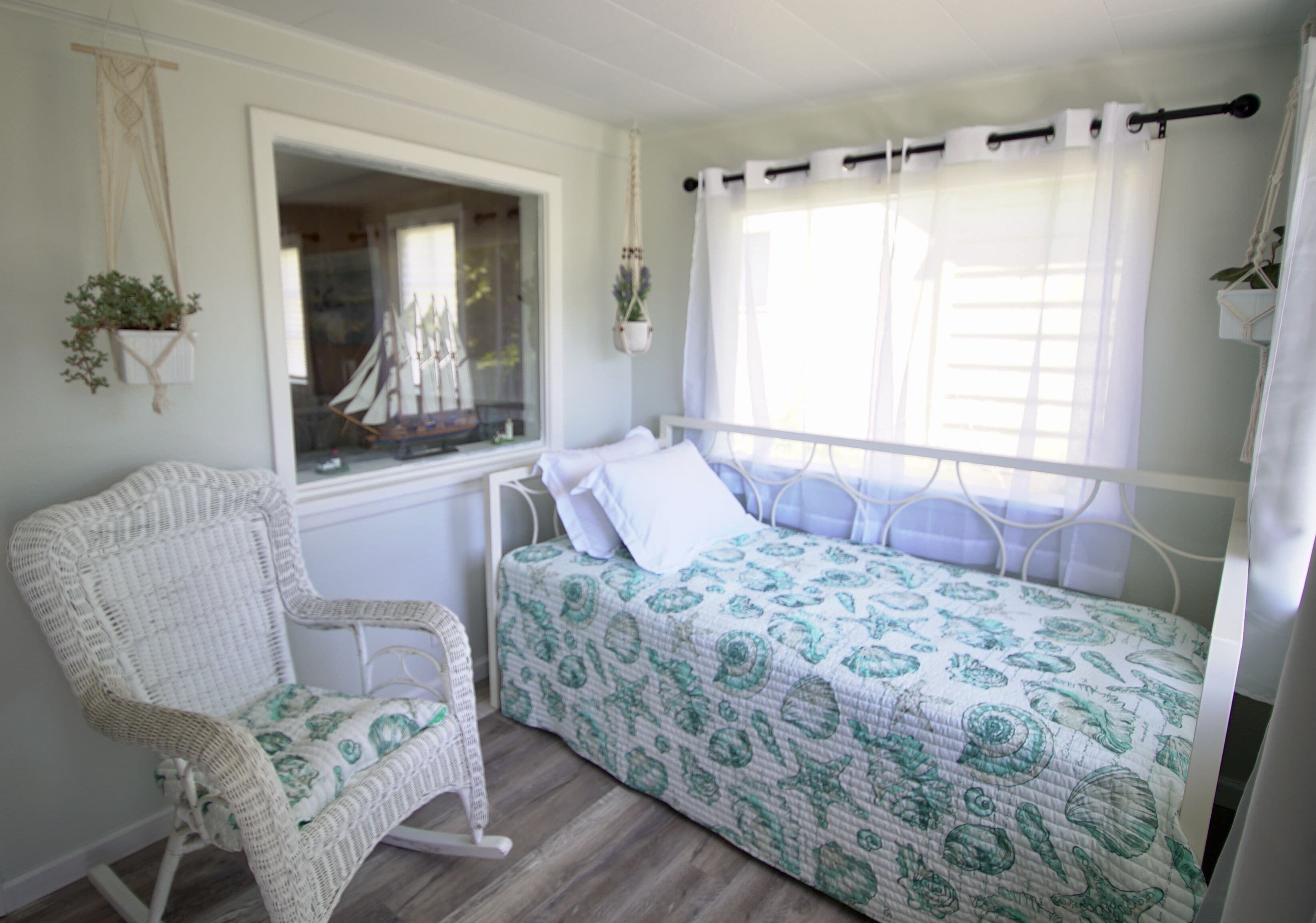 The Coasty Cabin - 2 blks to beach - Dog Friendly - Enclosed yard - Private home